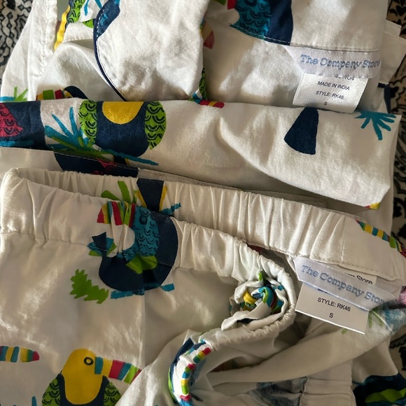 The Company Store 2 piece pajama set. Small. Toucan print. - Picture 3 of 4